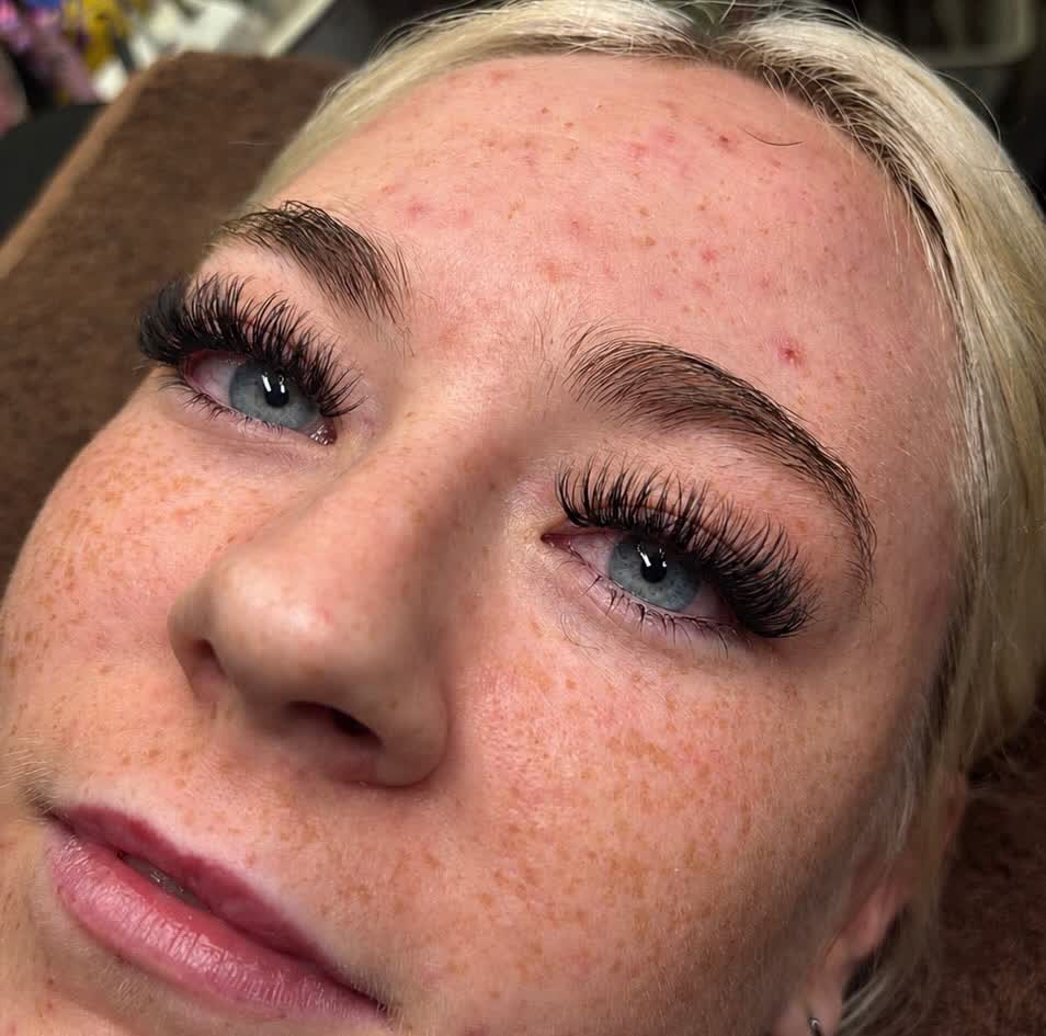 Hybrid lash set on blue eyes